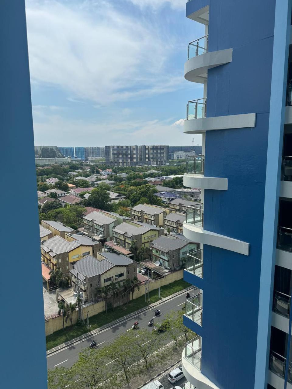 L Condotel Paranaque City Exterior photo