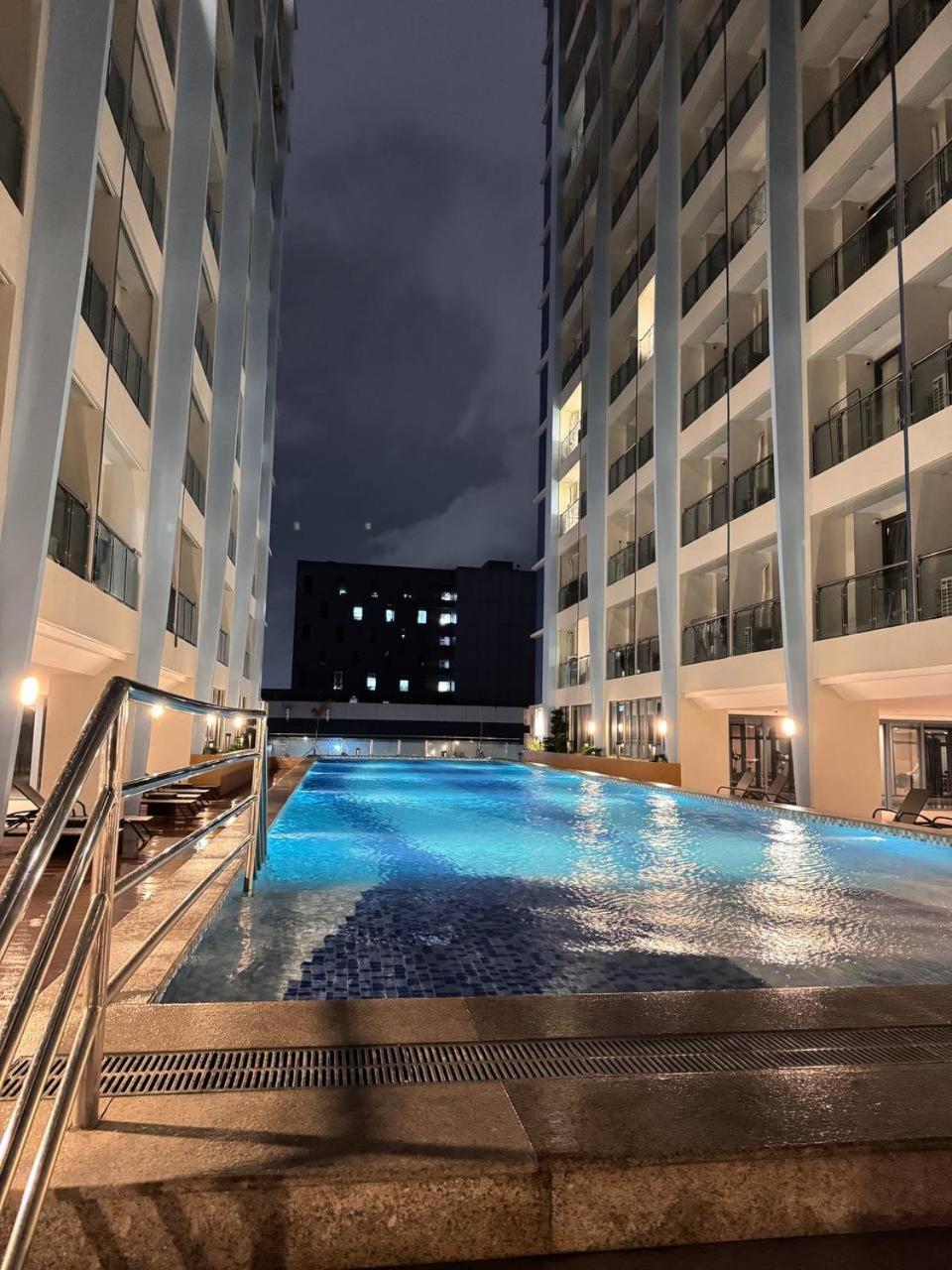 L Condotel Paranaque City Exterior photo