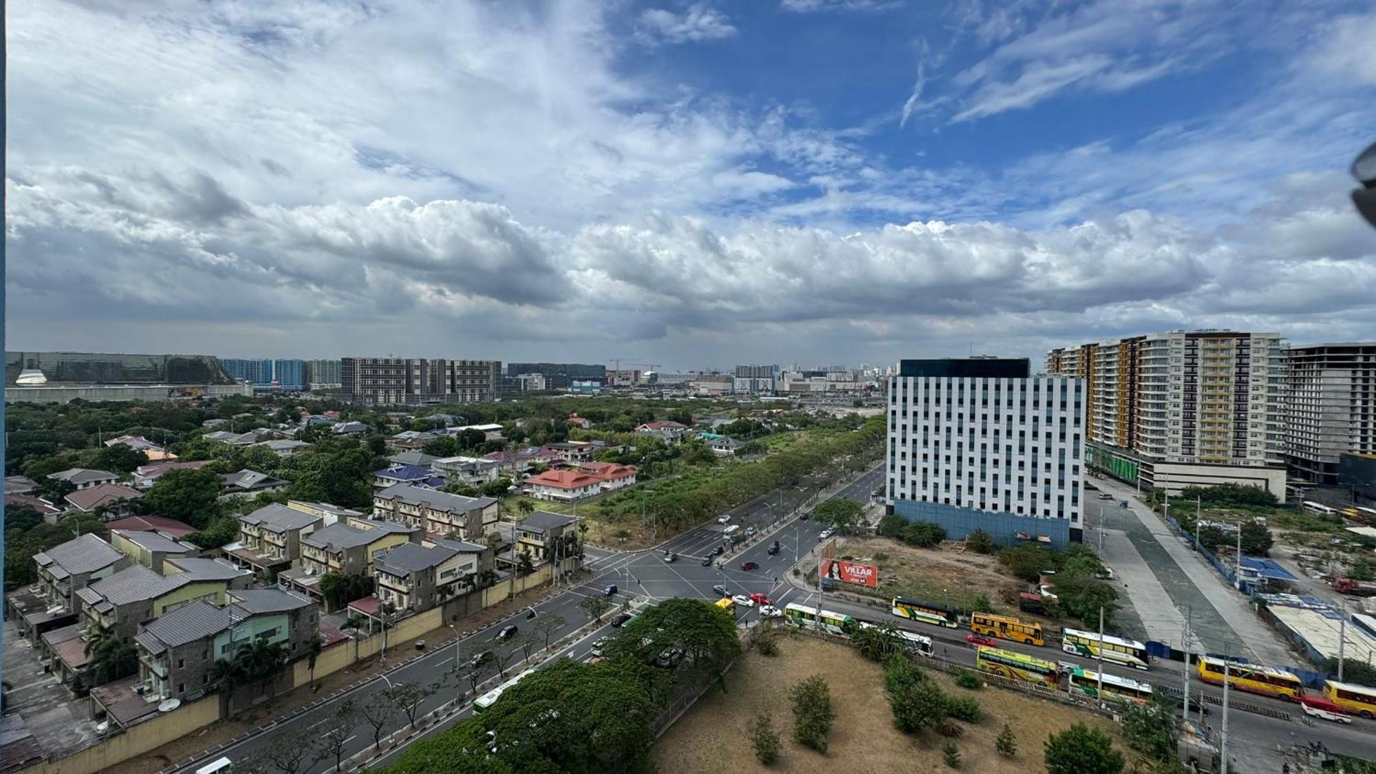 L Condotel Paranaque City Exterior photo